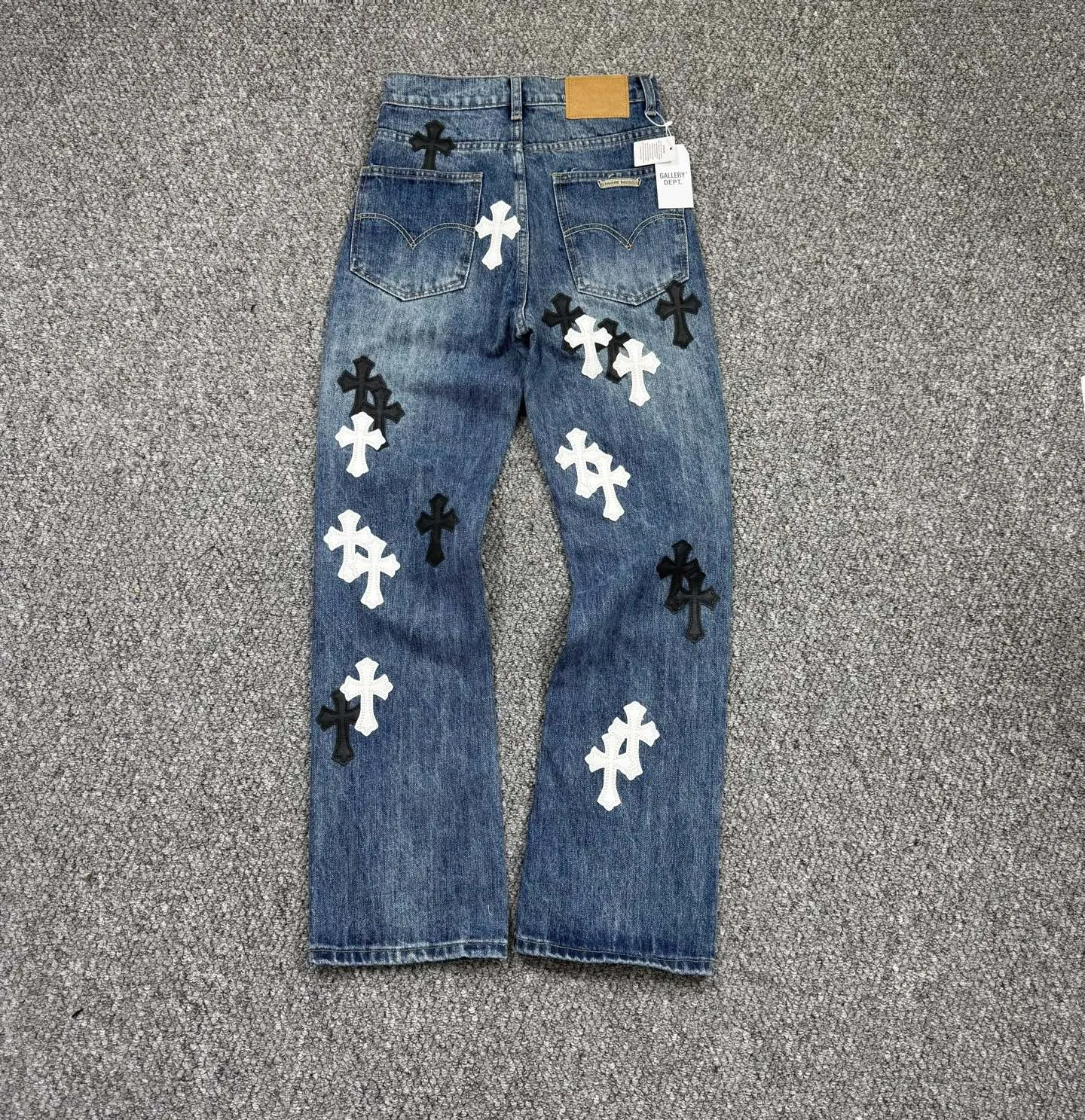 P240 model number: H862 chrome hearts & chrome hearts Micro-flared bamboo jeans Three-dimensional version Loose and comfortable, not picky about the body shape Makes you look taller and slimmer Factory quality control Original factory quality control Same style for men and women Can be matched with couples Versatile recommendation Must-have jeans for all seasons Fashionistas have been disappointed From the quality selection of fabrics, the tailoring of details, and the matching of patterns are impeccable! The upper body is so handsome when worn...it can be easily worn by men, women and children! The craftsmanship is made of heavy-duty washed pure cotton denim fabric. After washing, it is soft and thick and looks very stylish when worn. Size: 28, 30, 32, 34, 36 (S-XXL) Color: black